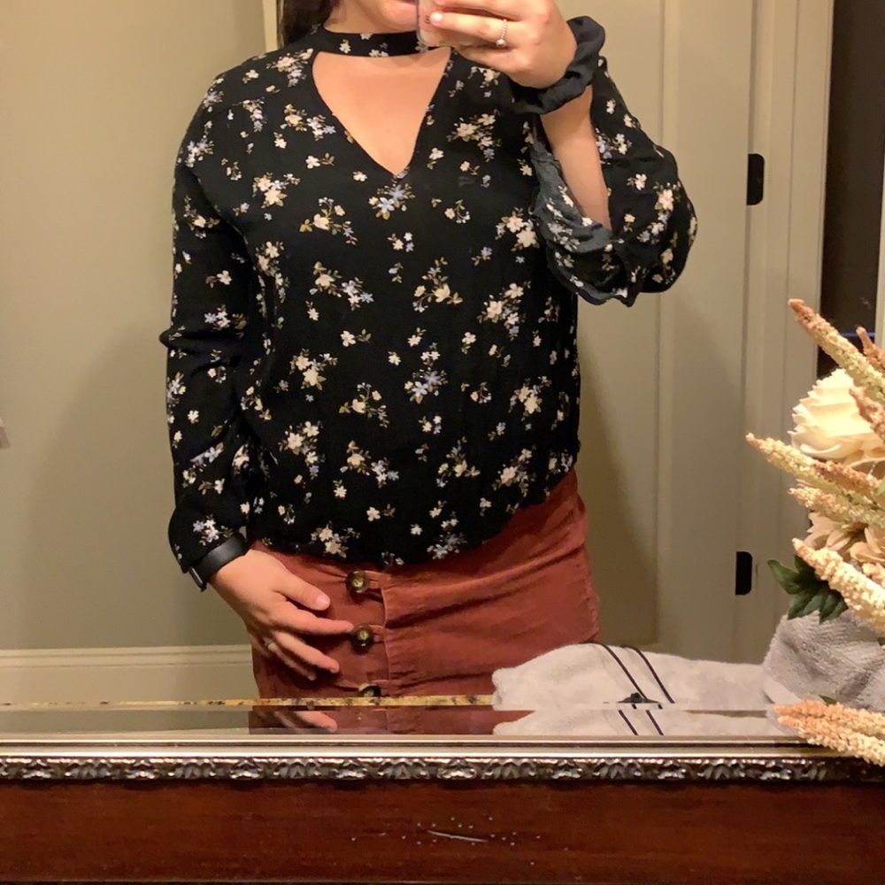 Cute flowy v-neck